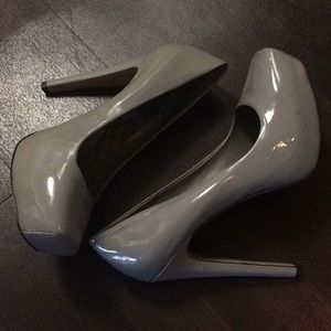 Jessica Simpson Gray Patent Leather Pumps